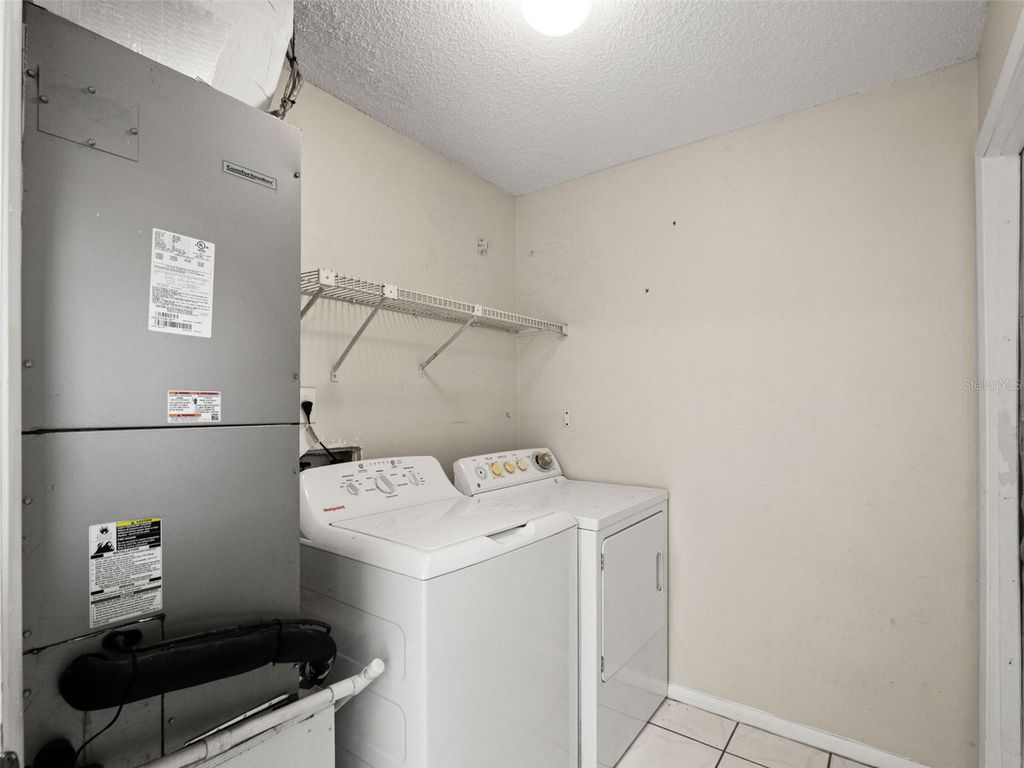 Image 5 of property listing at 8937 VALENCIA GARDENS DRIVE, Orlando, FL 32825