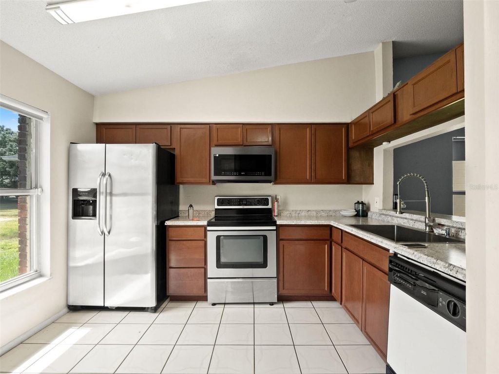 Image 6 of property listing at 8937 VALENCIA GARDENS DRIVE, Orlando, FL 32825