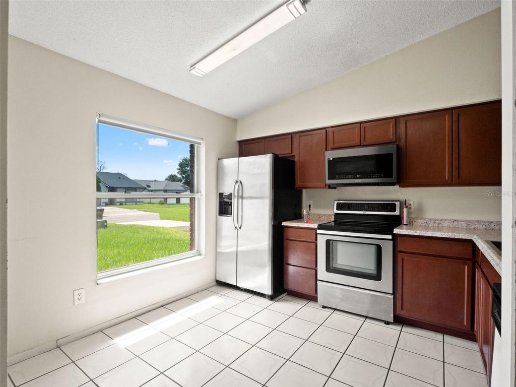 Image 7 of property listing at 8937 VALENCIA GARDENS DRIVE, Orlando, FL 32825