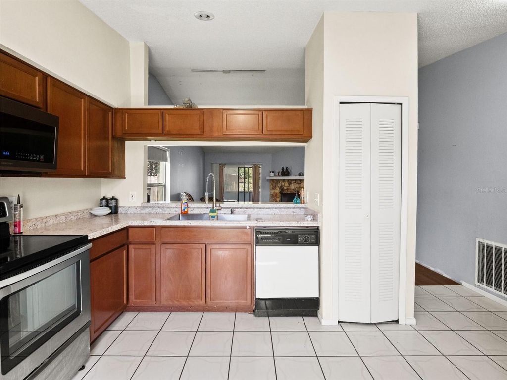 Image 8 of property listing at 8937 VALENCIA GARDENS DRIVE, Orlando, FL 32825