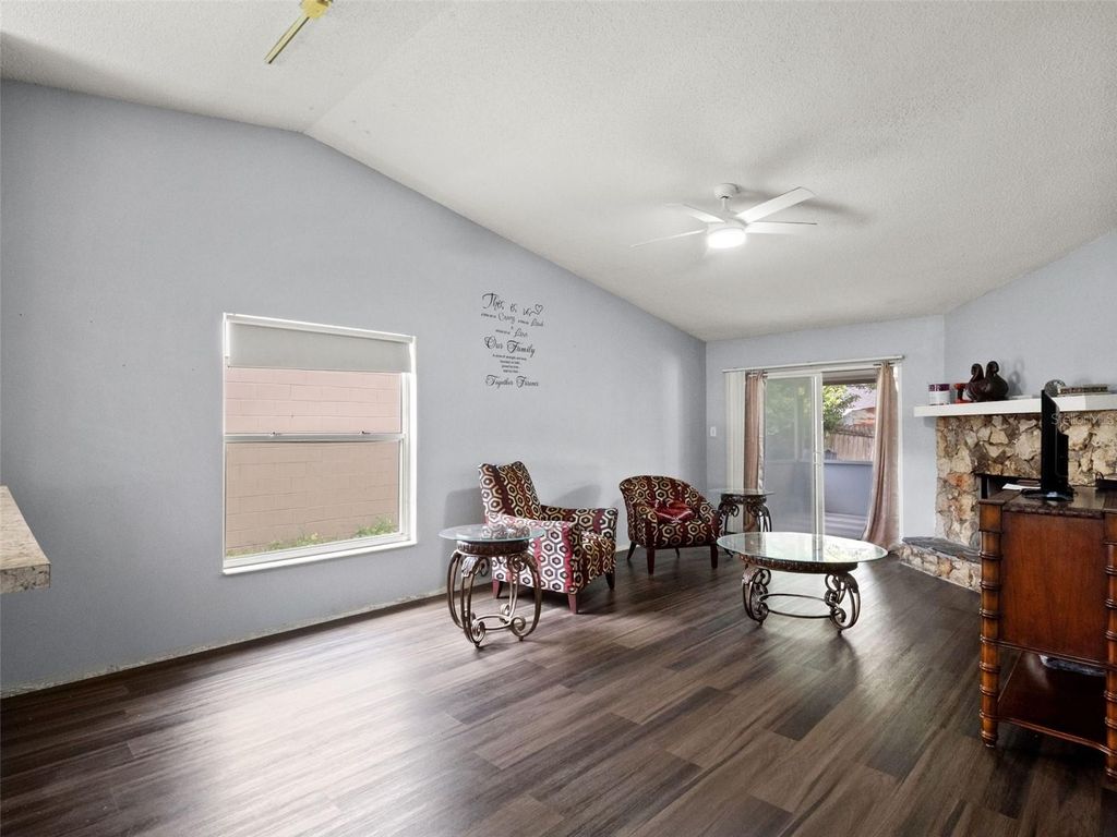 Image 9 of property listing at 8937 VALENCIA GARDENS DRIVE, Orlando, FL 32825