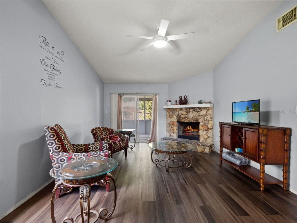 Image 10 of property listing at 8937 VALENCIA GARDENS DRIVE, Orlando, FL 32825