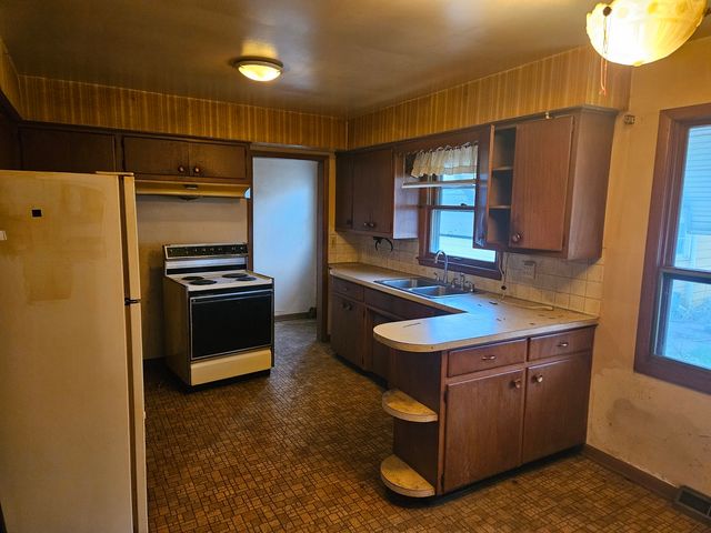 2624 Crestview Drive, Bettendorf, IA 52722