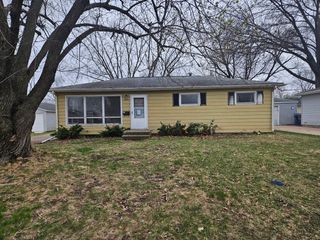 2624 Crestview Drive, Bettendorf, IA 52722