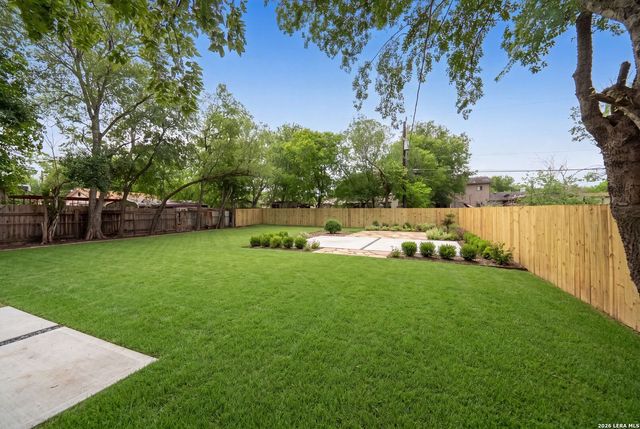 7830 Bronco Ln, San Antonio, TX 78227