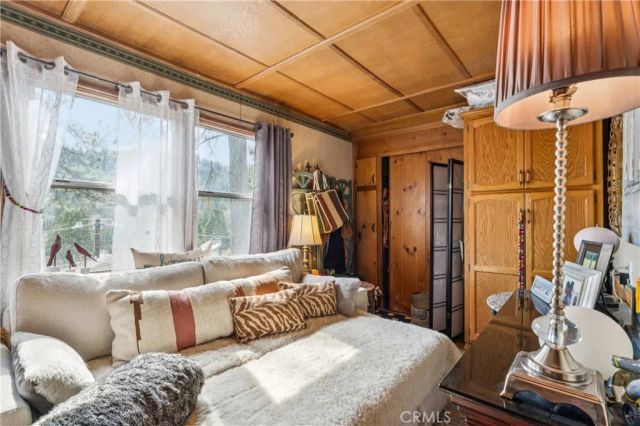 24214 Zurich, Crestline, CA 92325