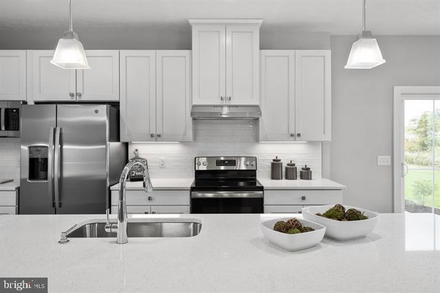 3412 FOX POINTE LN, York, PA 17404