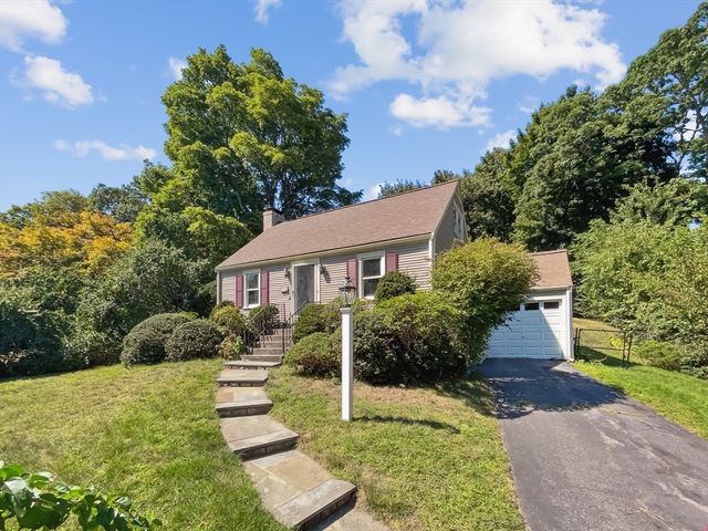 312 Linden St, Wellesley, MA 02481