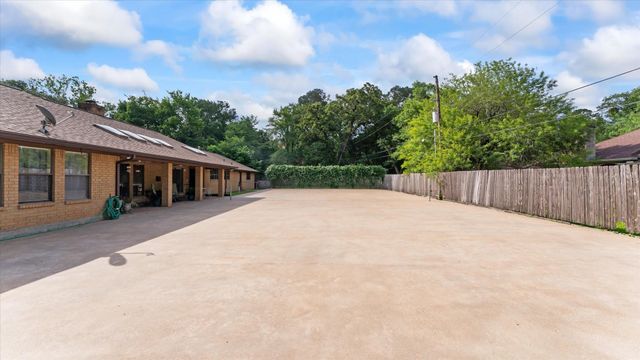 120 Hickory Street, Huntsville, TX 77320