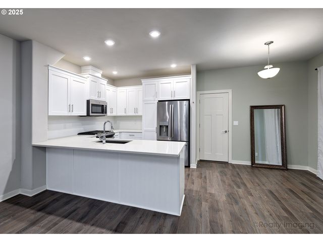 3732 Se CENTIFOLIA Ave, Hillsboro, OR 97123