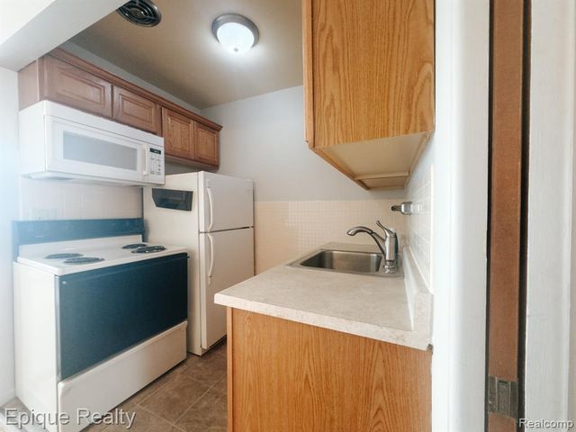 2121 Clawson Avenue 205, Royal Oak, MI 48073