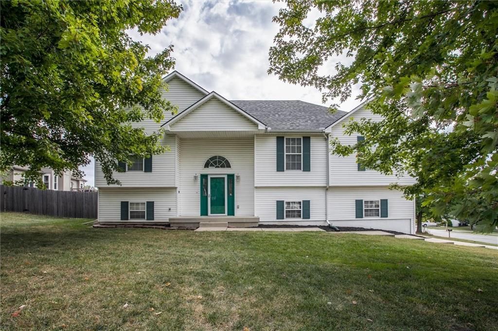1701 SE Ridgewood Drive, Blue Springs, MO 64014