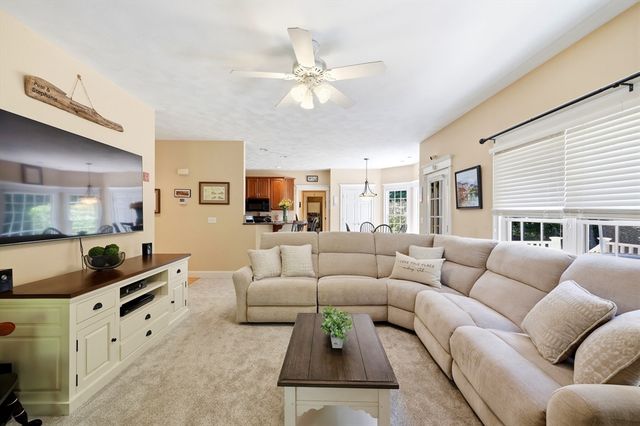 8 Wintergreen Cir, Southwick, MA 01077