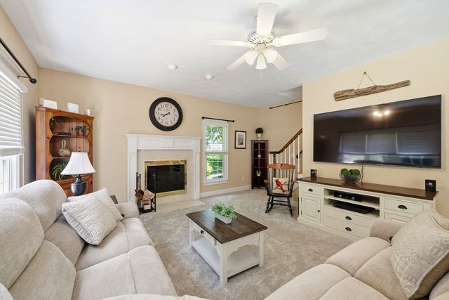 8 Wintergreen Cir, Southwick, MA 01077