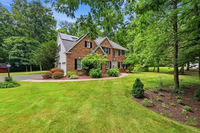 8 Wintergreen Cir, Southwick, MA 01077