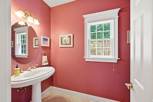 8 Wintergreen Cir, Southwick, MA 01077