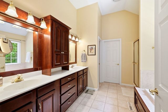 8 Wintergreen Cir, Southwick, MA 01077