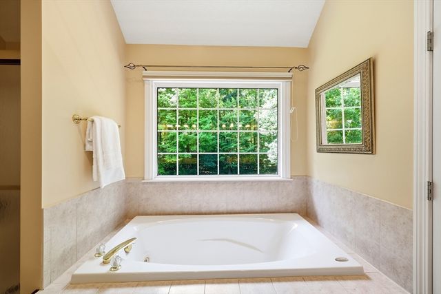 8 Wintergreen Cir, Southwick, MA 01077