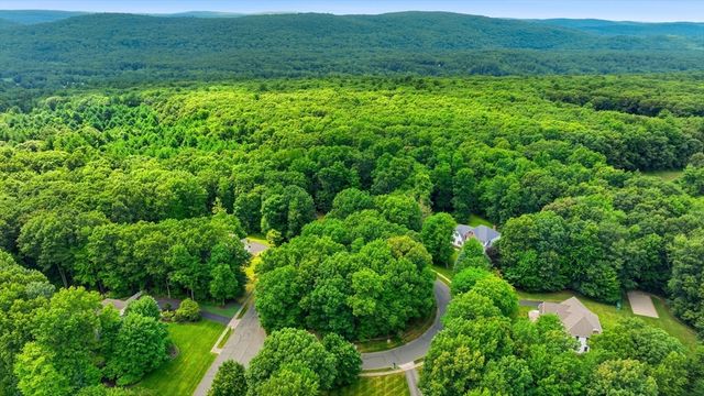 8 Wintergreen Cir, Southwick, MA 01077