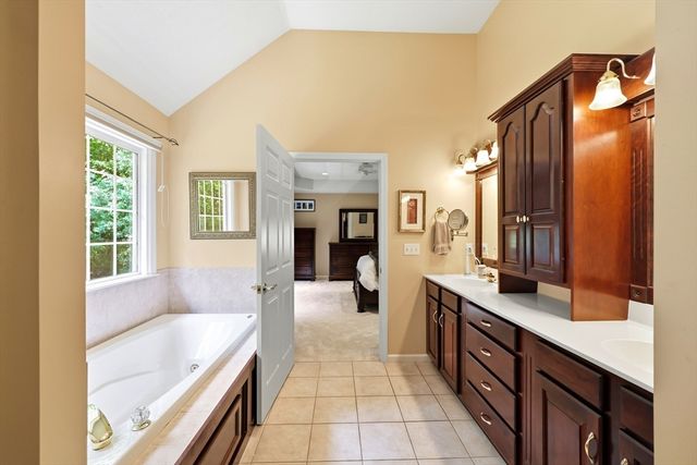 8 Wintergreen Cir, Southwick, MA 01077