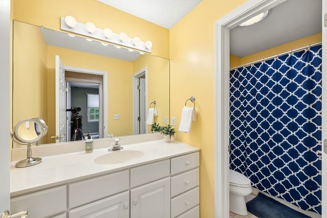 8 Wintergreen Cir, Southwick, MA 01077