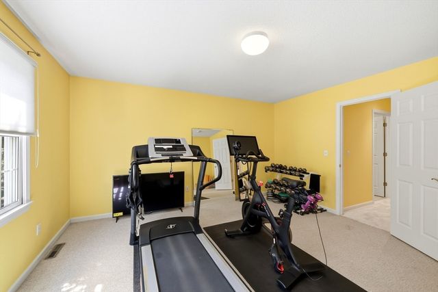 8 Wintergreen Cir, Southwick, MA 01077
