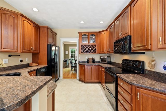 8 Wintergreen Cir, Southwick, MA 01077