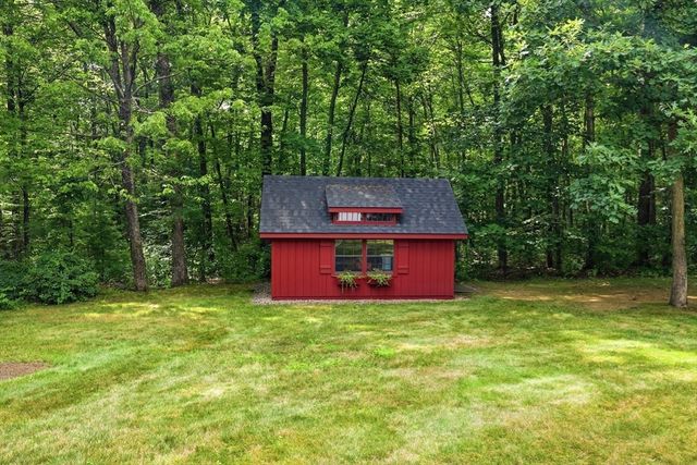 8 Wintergreen Cir, Southwick, MA 01077
