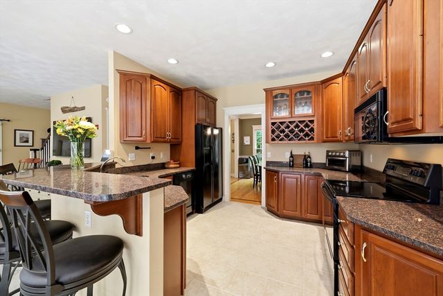 8 Wintergreen Cir, Southwick, MA 01077