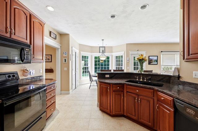 8 Wintergreen Cir, Southwick, MA 01077