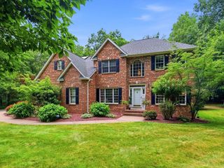 8 Wintergreen Cir, Southwick, MA 01077
