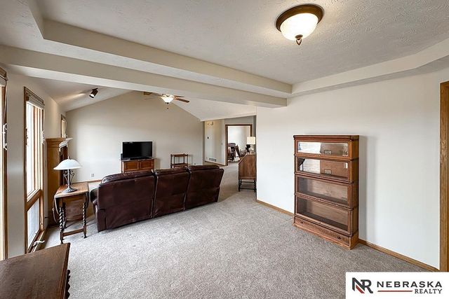 127 Longwood Drive, Papillion, NE 68133