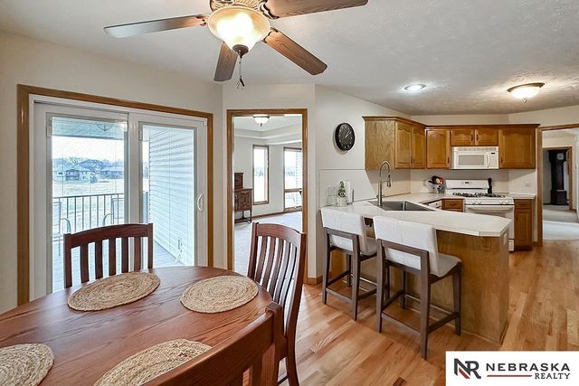 127 Longwood Drive, Papillion, NE 68133