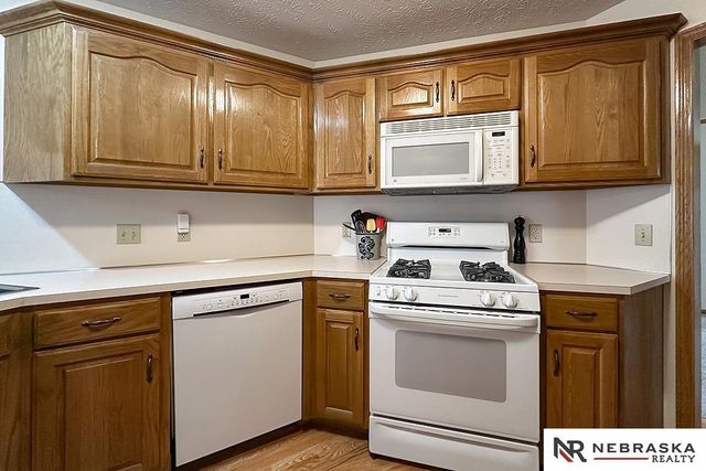 127 Longwood Drive, Papillion, NE 68133