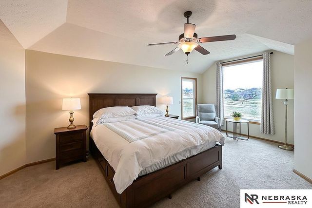 127 Longwood Drive, Papillion, NE 68133