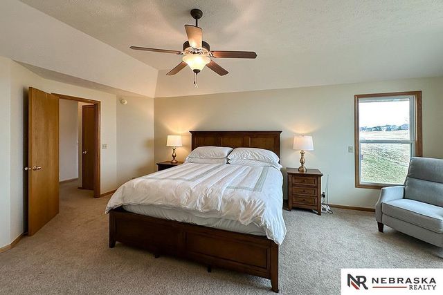 127 Longwood Drive, Papillion, NE 68133