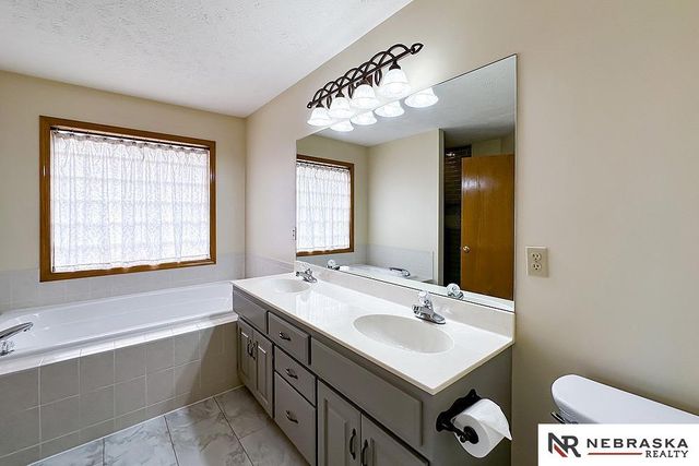 127 Longwood Drive, Papillion, NE 68133
