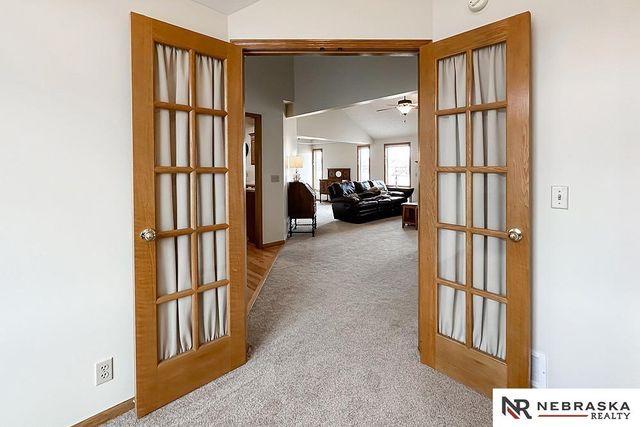 127 Longwood Drive, Papillion, NE 68133