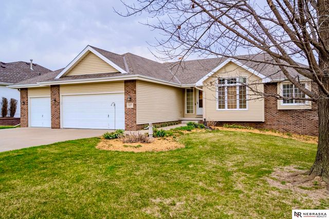 127 Longwood Drive, Papillion, NE 68133