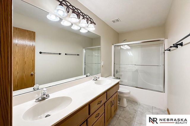 127 Longwood Drive, Papillion, NE 68133