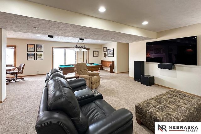 127 Longwood Drive, Papillion, NE 68133