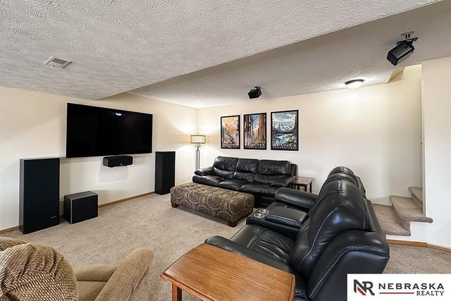 127 Longwood Drive, Papillion, NE 68133