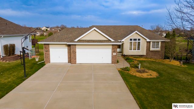 127 Longwood Drive, Papillion, NE 68133