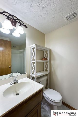 127 Longwood Drive, Papillion, NE 68133