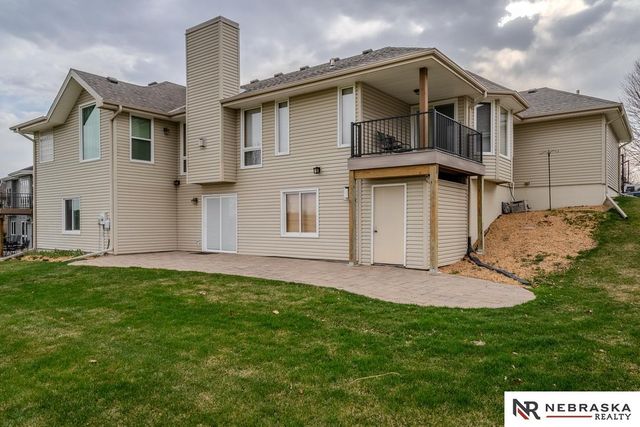 127 Longwood Drive, Papillion, NE 68133