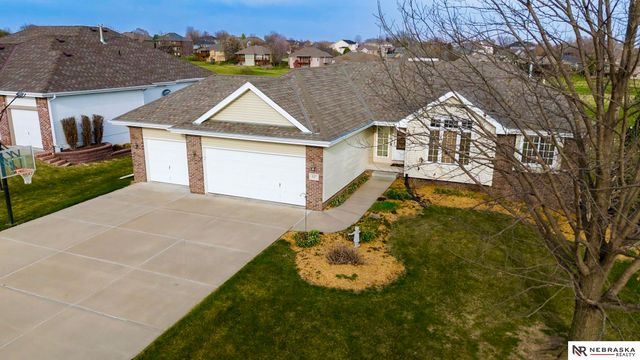 127 Longwood Drive, Papillion, NE 68133