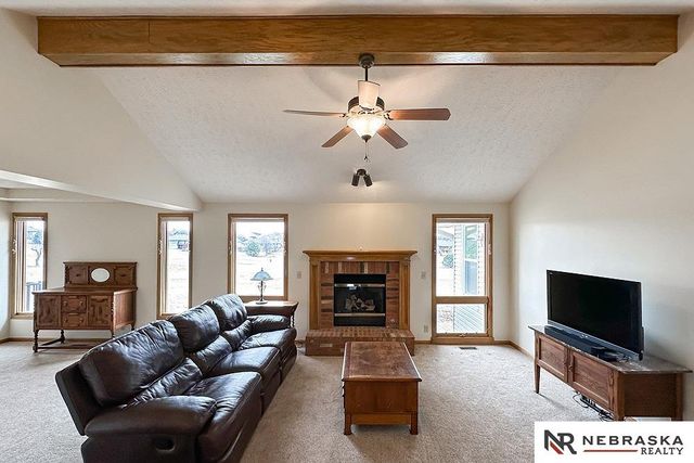 127 Longwood Drive, Papillion, NE 68133