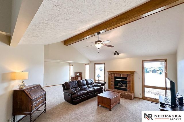 127 Longwood Drive, Papillion, NE 68133