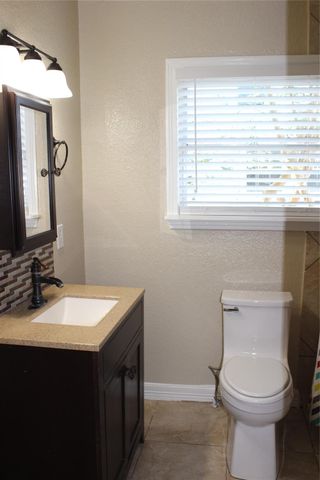 315 S Kansas Street, La Porte, TX 77571