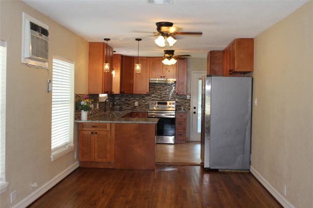 315 S Kansas Street, La Porte, TX 77571